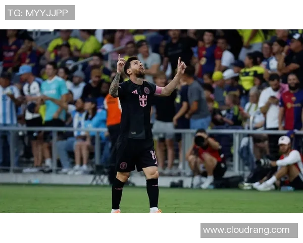 足球世界：梅西加盟巴黎，引发全球热议